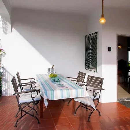 Semesterbostad Fig Tree Family House With 4 Bedrooms *