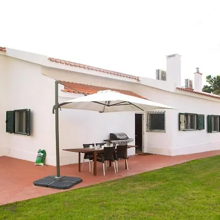 Dom wakacyjny Fig Tree Family House With 4 Bedrooms Lizbona